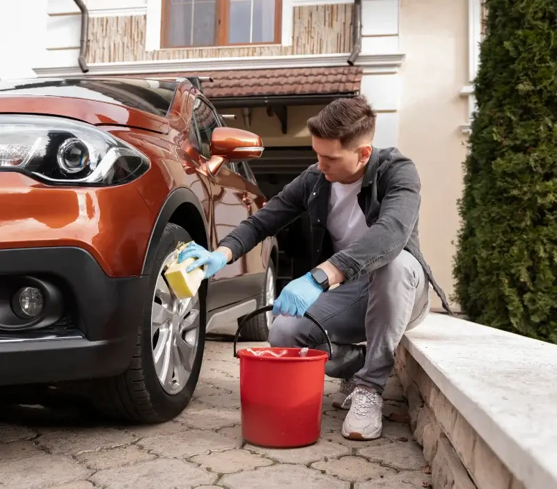 Lavage auto à domicile Monthuchon : professionnel intervenant sur un véhicule